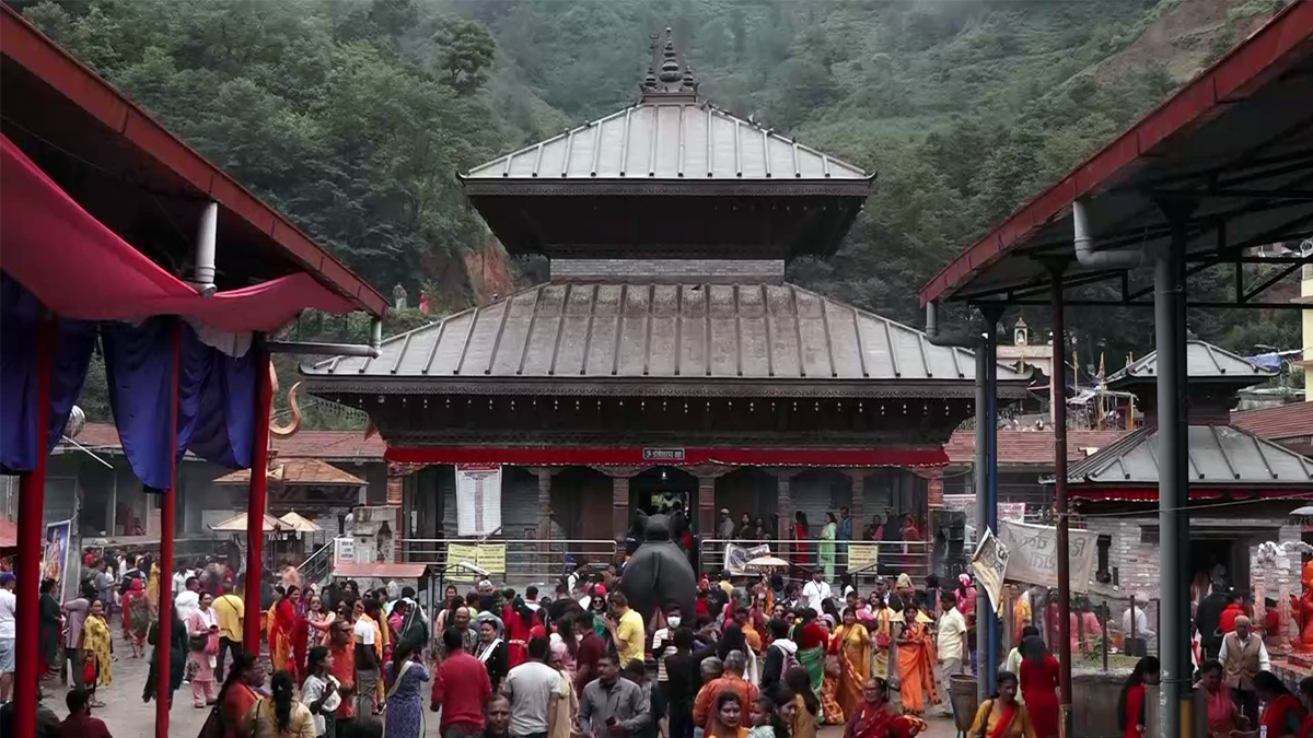 डोलेश्वर महादेव मन्दिरमा दर्शनार्थीको घुइँचो